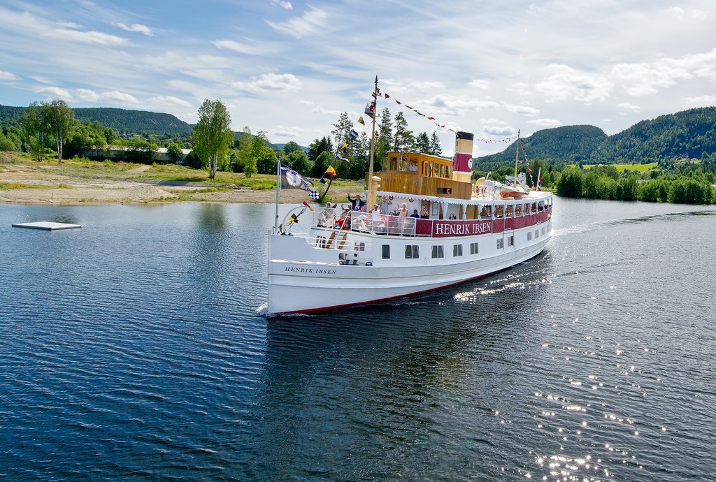 M/S Henrik Ibsen møter M/S Victoria på Telemarkskanalen. Foto: Kåre S. Pedersen